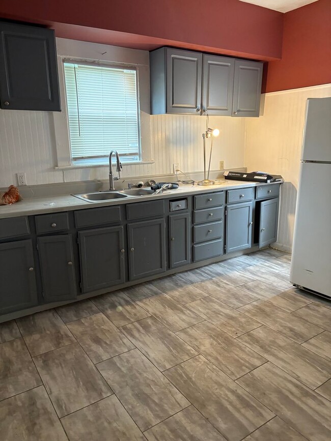 Building Photo - 3 Bedroom Single Family