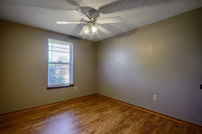 Building Photo - Wood Floors, Covered Patio, PUTNAM CITY SC...