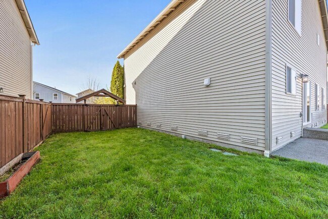 Building Photo - Updated and Spacious 3 Bed Yelm Rental!