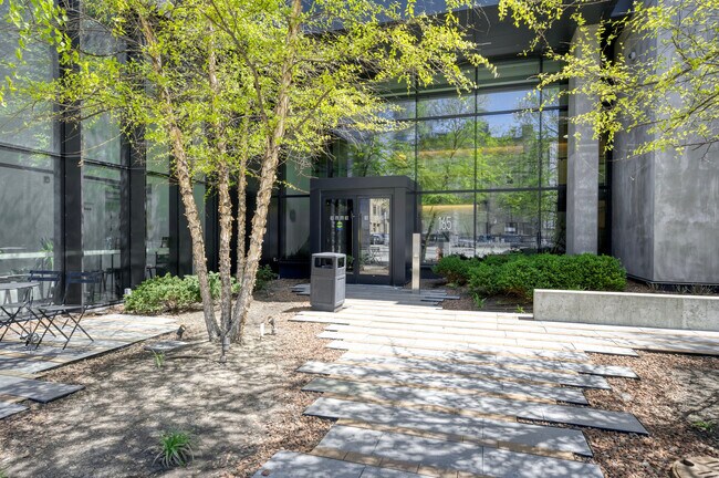 Building Photo - 165 North Des Plaines Street-SI FL12-ID748