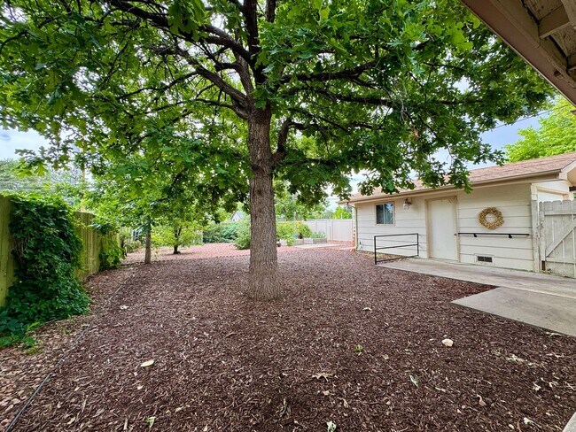 Building Photo - Beautiful 2 Bedroom Ranch Home Furnished o...
