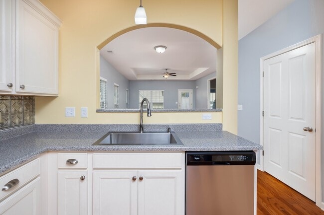 Building Photo - 2437 Duxbury Dr