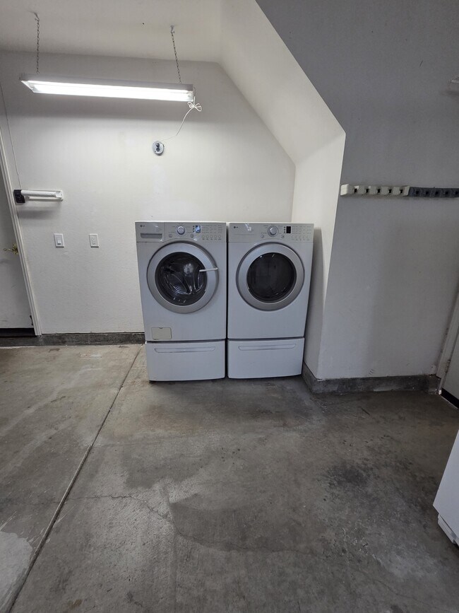 Building Photo - 10754 Westonhill Dr