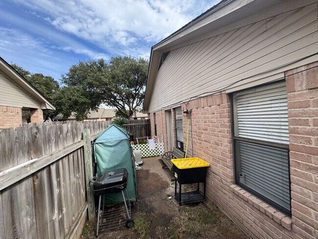 Building Photo - 2504 Hickory Dr