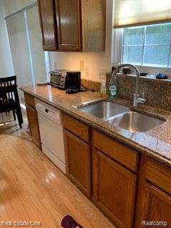 Building Photo - 41719 Sleepy Hollow Dr