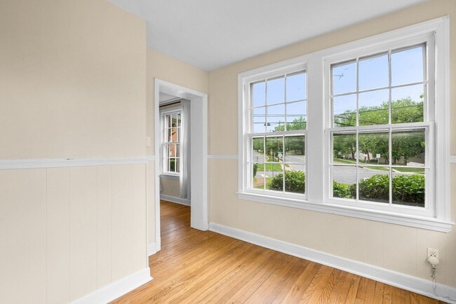 Building Photo - 3 Bed 2.5 Bath - Silver Spring Colonial - Updated Kitchen and Bathrooms