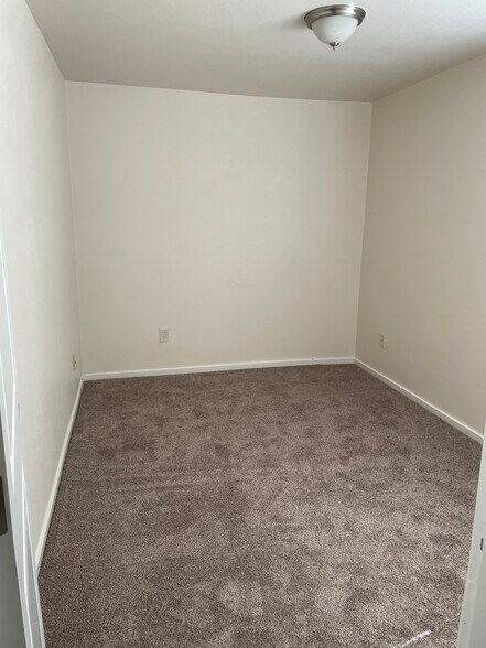 Bed 2 - 12434 SE Reedway St