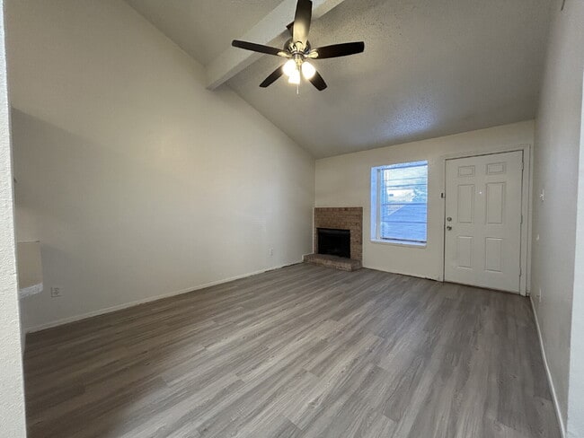 Building Photo - Spacious 2-bedroom duplex in vibrant Lubbock!