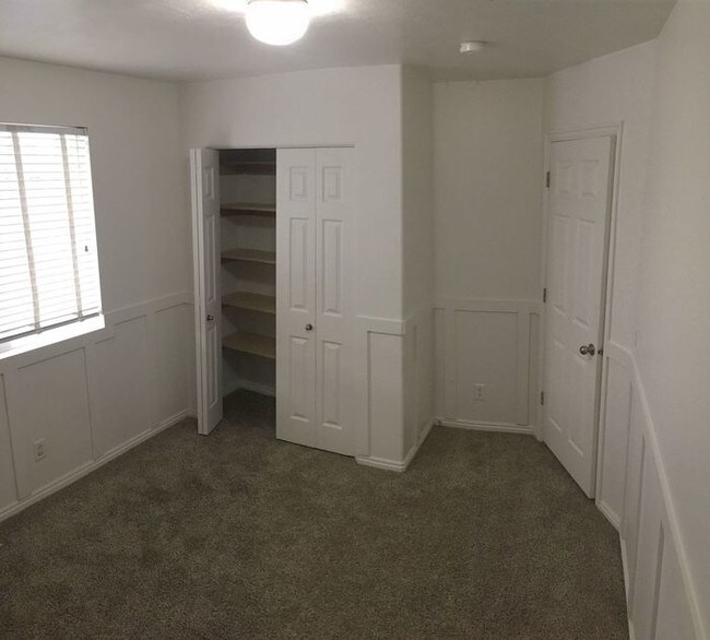 Building Photo - Large 4 Bed Townhome