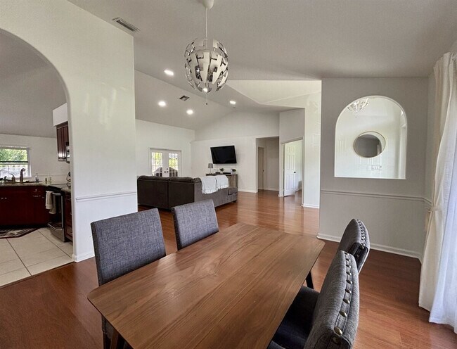 Building Photo - 13885 Sheffield St