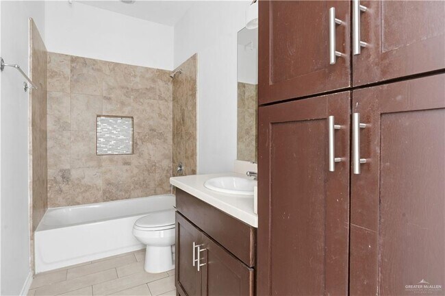 Building Photo - 11 Valeria St