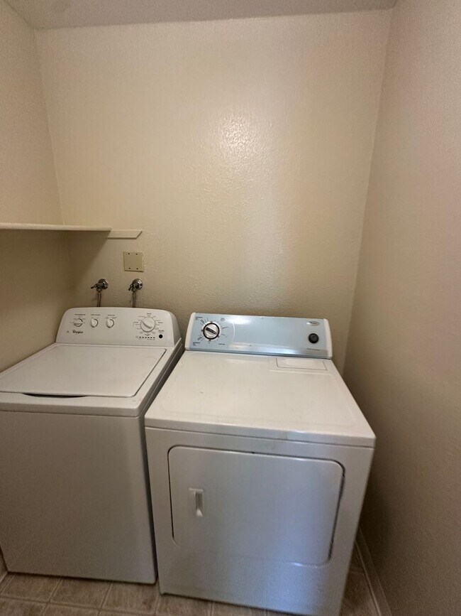 Building Photo - Beautiful & Large 2bd/ 2ba Condo