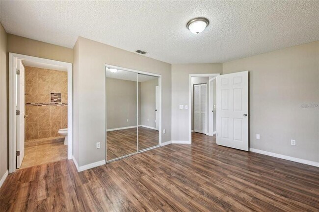 Building Photo - 5 Cedar Ln