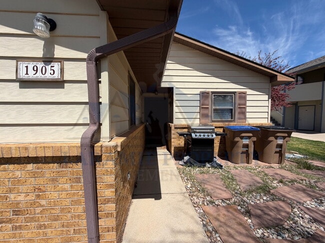 Building Photo - 3 Bed 2 Bath Townhome with Garage