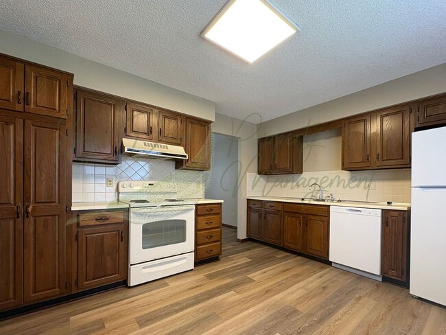 Building Photo - SPACIOUS LAYOUT