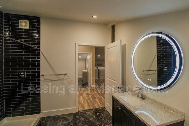 Building Photo - 3494 River Rd