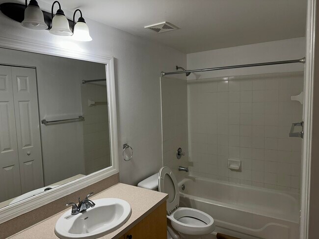 Building Photo - 5032 Lantana Rd