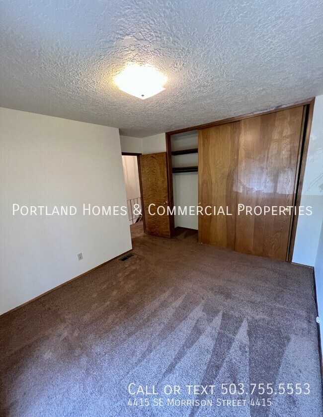 Building Photo - 2 bedroom townhome, close to transportation