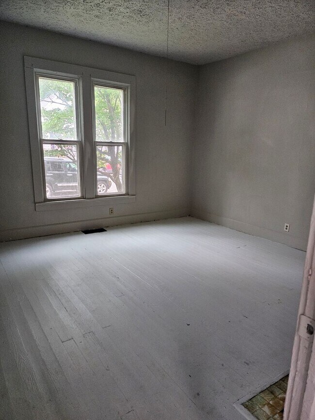 Building Photo - 4 bed 1 bath home