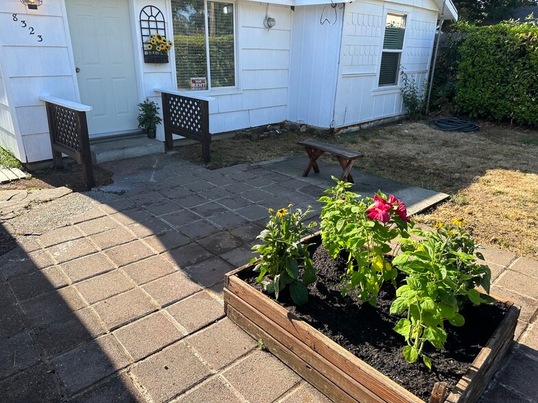 Building Photo - 8323 SE 62nd Ave