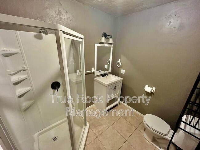 Building Photo - 928 Charles Dr