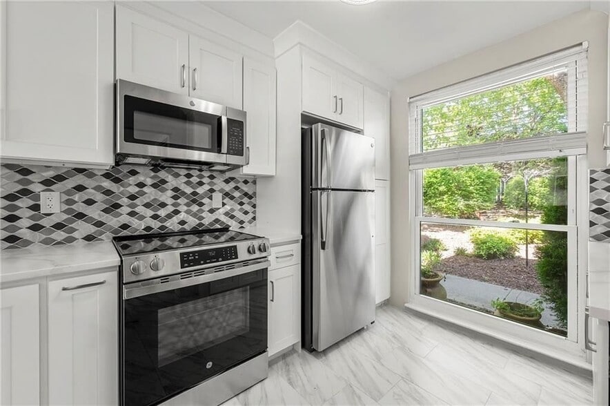 Building Photo - 1009 Riverbend Club Dr SE