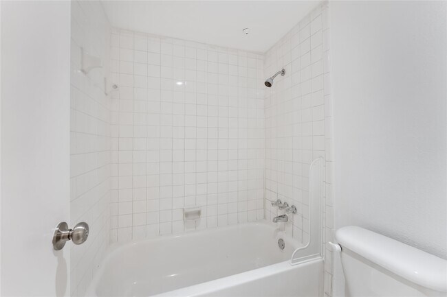 Building Photo - 2100 Tanglewilde St