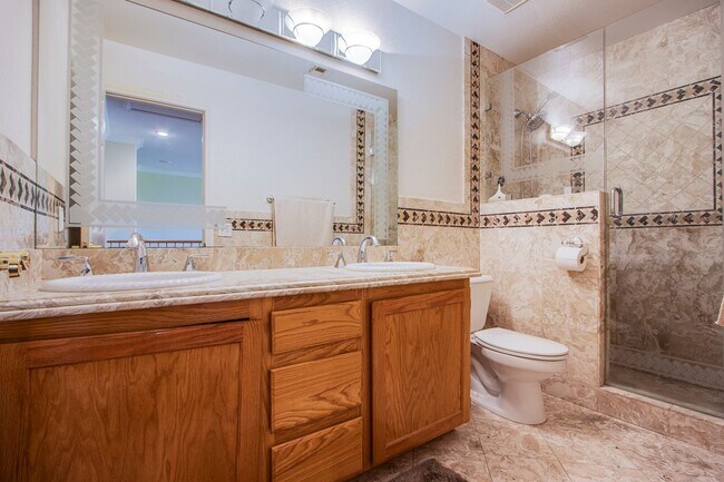 Building Photo - Elegant and Spacious 5Bed/3Bath home nestl...
