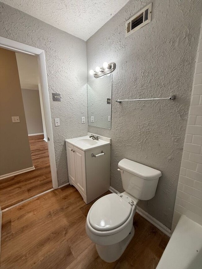 Building Photo - Fabulous Renovation!! Hermitage 1 Level Co...