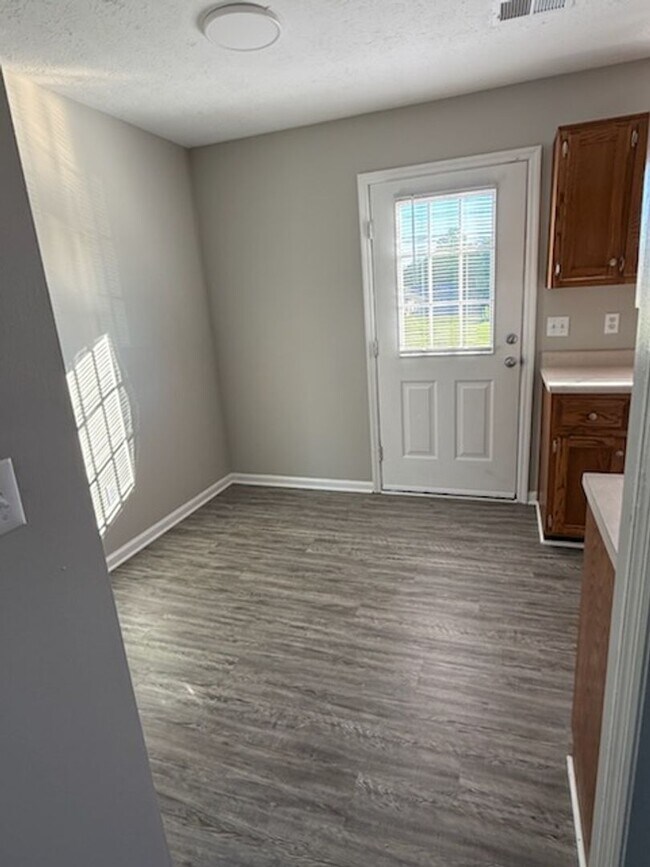 Building Photo - 203 Aqueduct Dr