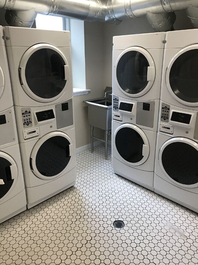 Building Photo - Adorable Studio in 1909 Building! Heart of Capitol Hill