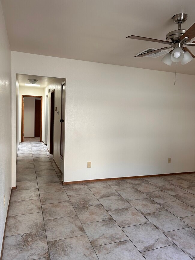 Building Photo - 2640 Fairway Dr