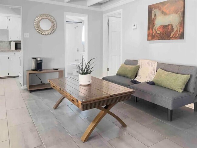 Building Photo - 211 Lessin Ln