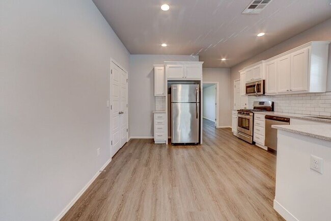 Building Photo - 1/1 Duplex Near TU With Large Fenced Yard!
