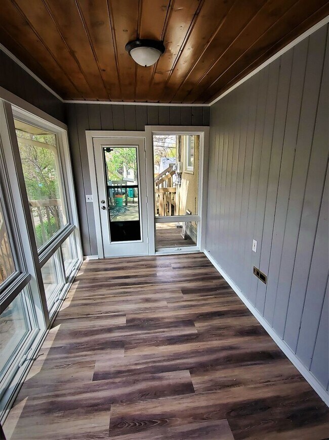Building Photo - Updated 4 BR / 3 BA SFH w/ Hdwd Flrs, Sunny Porch, 2-car Garage in Robbinsdale!