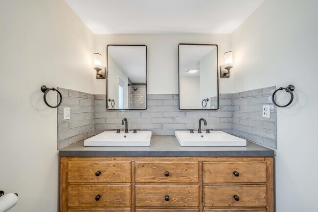 Building Photo - 2316 W Beach Dr