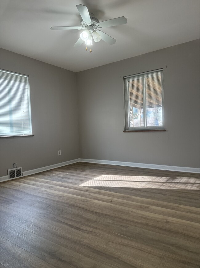 Building Photo - 9515 Railroad Ave