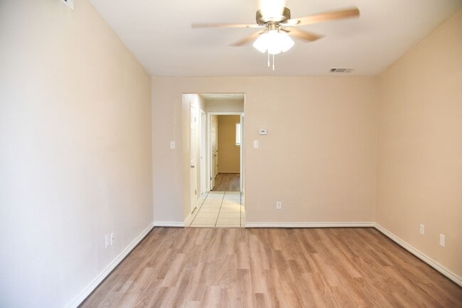 Building Photo - 305 Amherst Ct