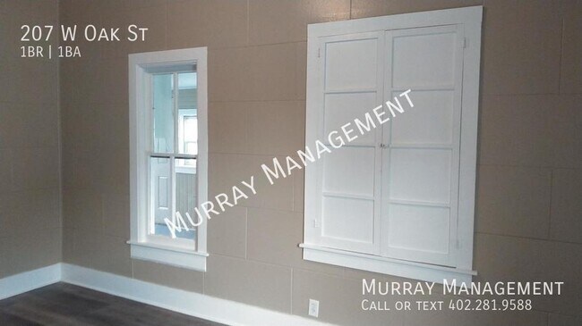 Building Photo - 207 W Oak St