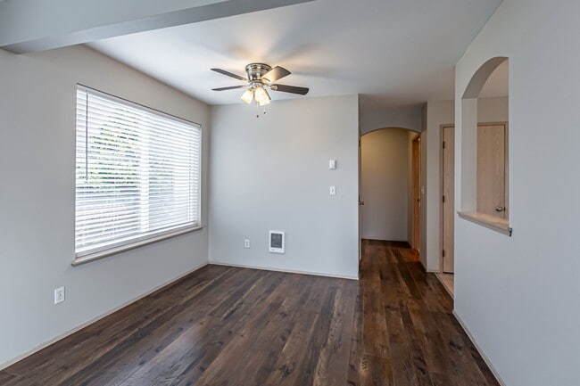 Building Photo - Wonderful Townhome in Browns Point with VI...