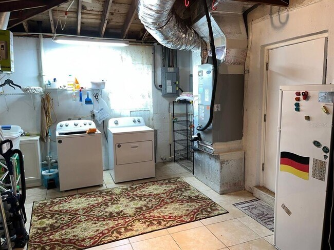 Building Photo - 2130 E Vina Del Mar Blvd