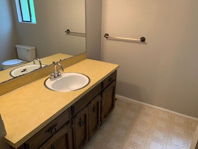 Building Photo - Kenmore House / RENT SPECIAL