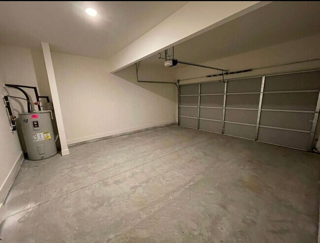 Building Photo - Beautiful end unit townhouse in the Townes...