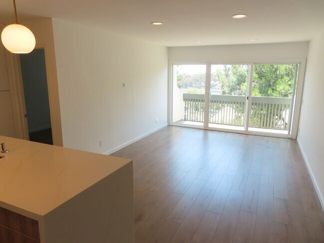 Building Photo - Perfectly located 2 bed, 2 bath condo in San Diego's Bay Ho area