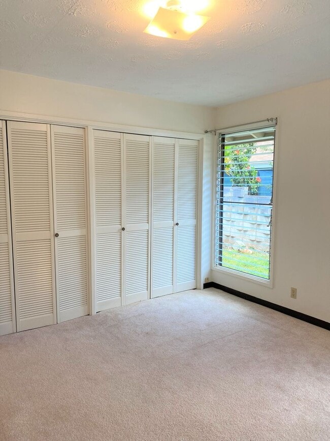 Building Photo - 2702 E Manoa Rd