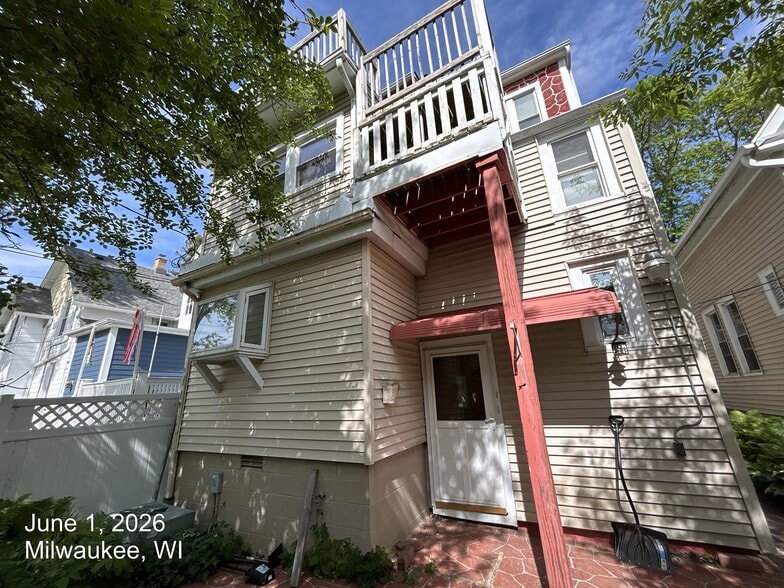 Building Photo - 3215 N Bartlett Ave