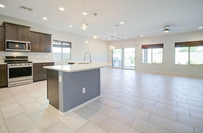 Building Photo - 6570 W Sonoma Way