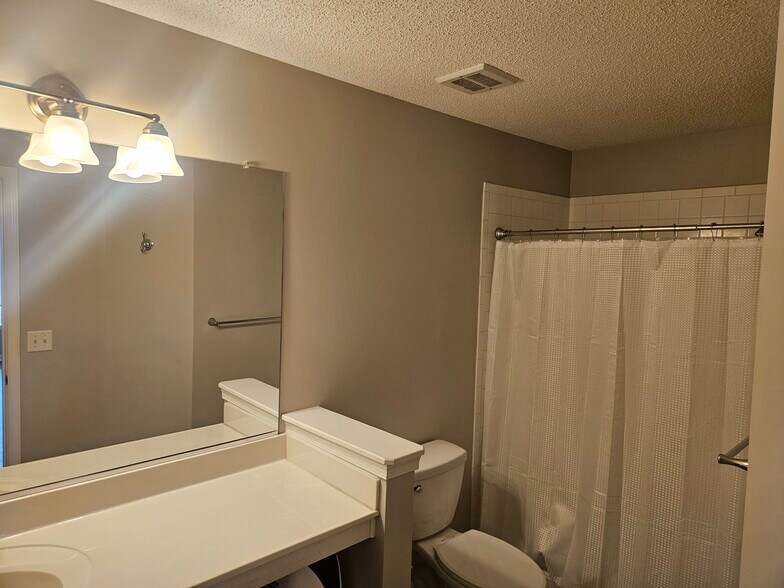 Building Photo - 1710 Duntrune Gln