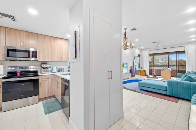 Building Photo - 7460 La Paz Blvd