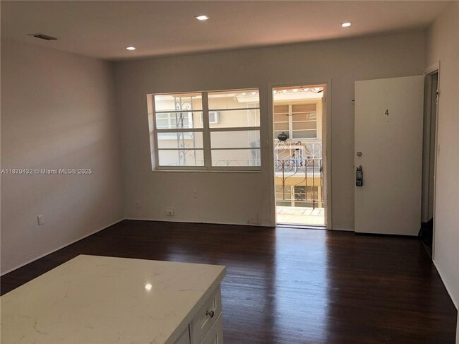 Building Photo - 110 Zamora Ave